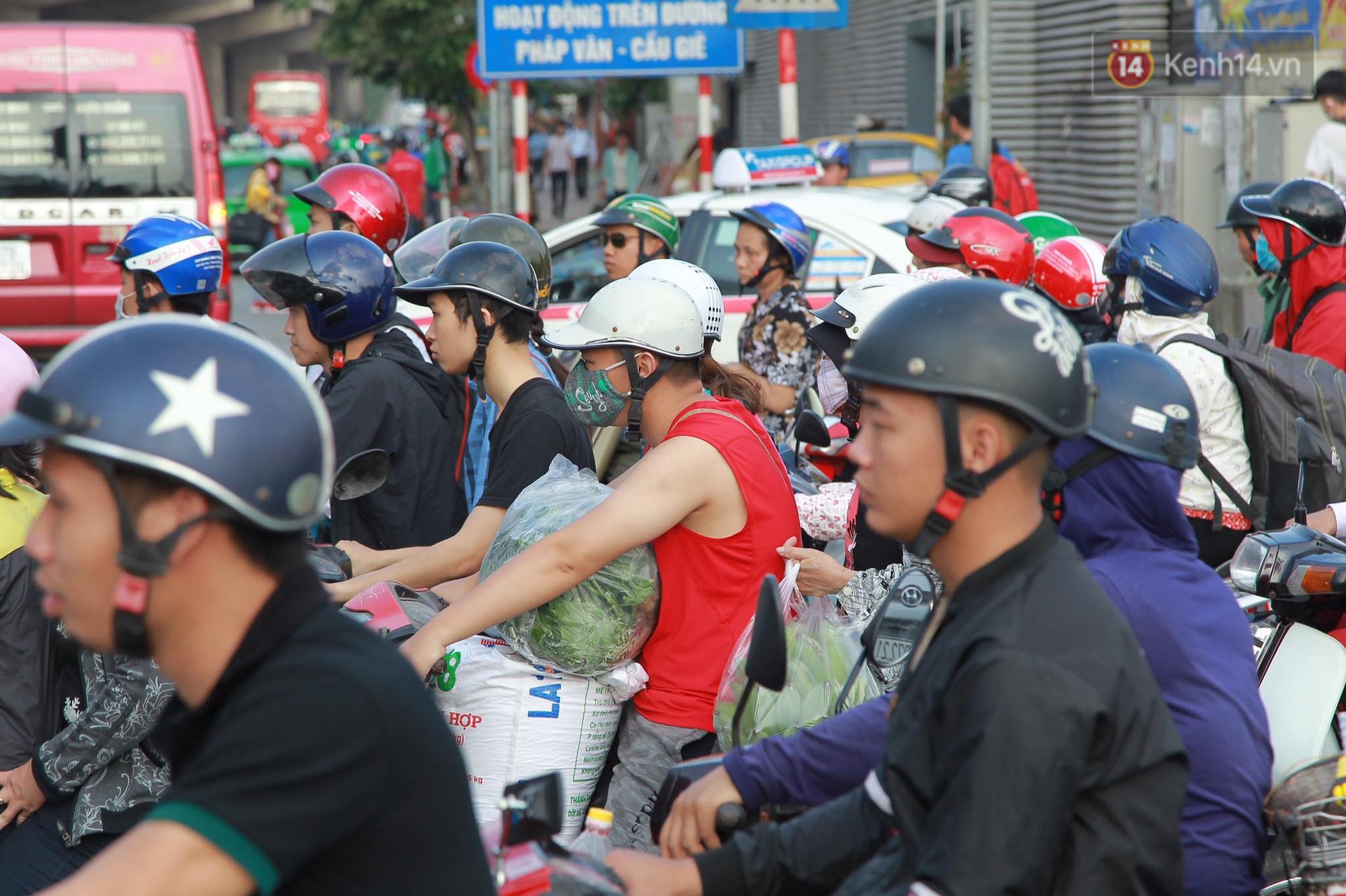 Chùm ảnh: Người dân lỉnh kỉnh đồ đạc, đưa theo con nhỏ trở lại thành phố sau kỳ nghỉ lễ dưới cái nóng oi bức - Ảnh 10. Chùm ảnh: Người dân lỉnh kỉnh đồ đạc, đưa theo con nhỏ trở lại thành phố sau kỳ nghỉ lễ dưới cái nóng oi bức - Ảnh 10.