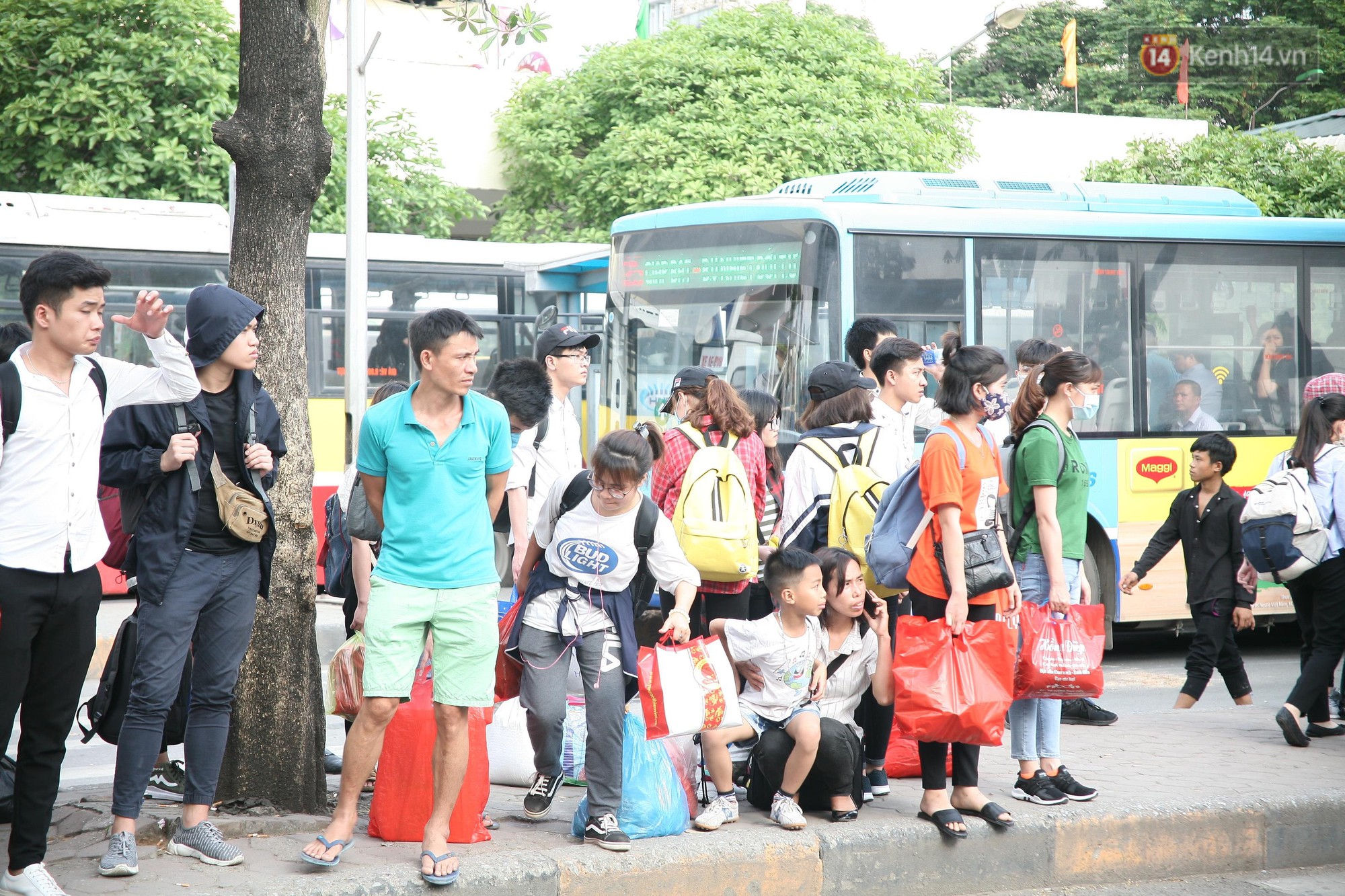 Chùm ảnh: Người dân lỉnh kỉnh đồ đạc, đưa theo con nhỏ trở lại thành phố sau kỳ nghỉ lễ dưới cái nóng oi bức - Ảnh 9. Chùm ảnh: Người dân lỉnh kỉnh đồ đạc, đưa theo con nhỏ trở lại thành phố sau kỳ nghỉ lễ dưới cái nóng oi bức - Ảnh 9.