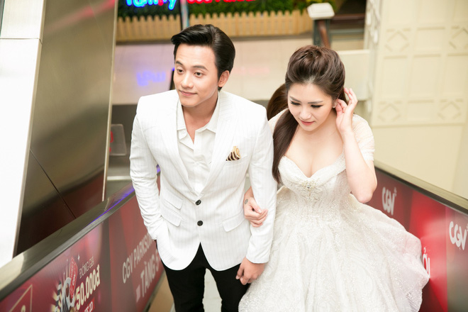 Mai Tài Phến - Hương Tràm tay trong tay, ngọt ngào ra mắt Em gái mưa bản điện ảnh - Ảnh 3. Mai Tài Phến - Hương Tràm tay trong tay, ngọt ngào ra mắt Em gái mưa bản điện ảnh - Ảnh 3.