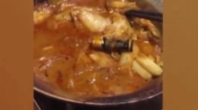 Cộng đồng mạng - Thực khách hoảng hốt vì phát hiện cục pin to đùng trong nồi lẩu