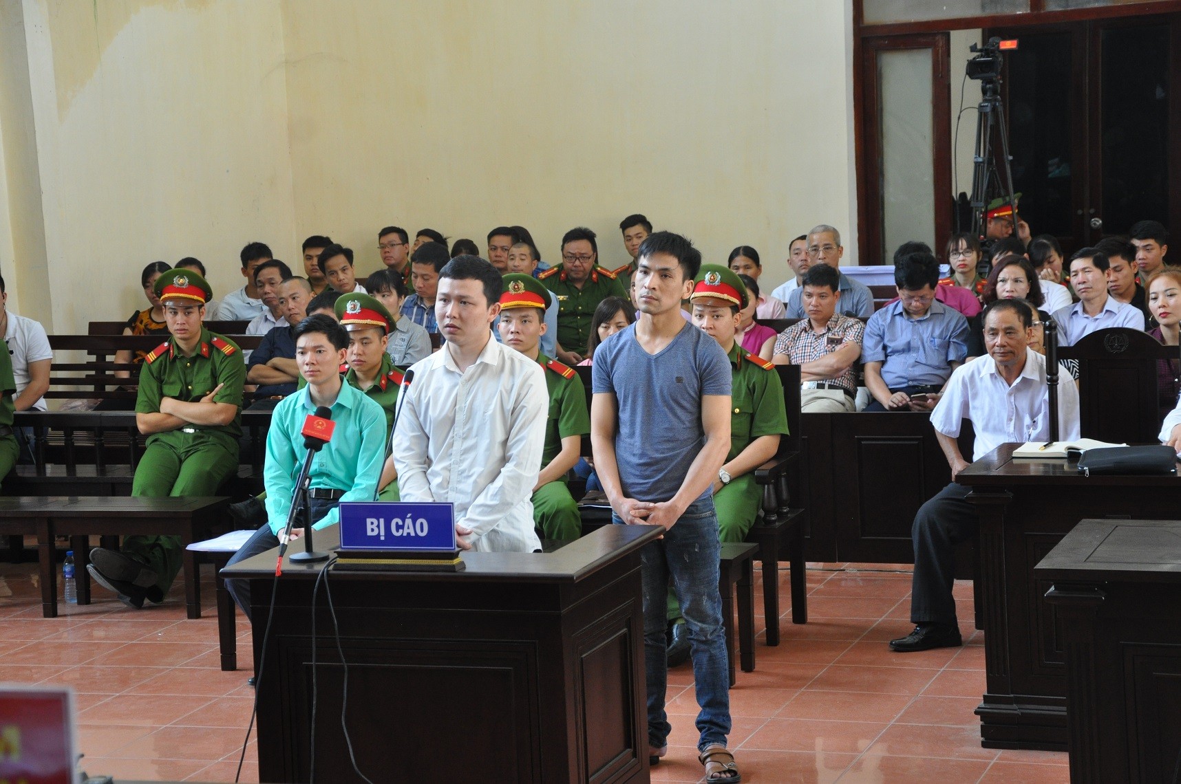 An ninh - Hình sự - Vụ xét xử bác sĩ Hoàng Công Lương: Chủ tọa ngắt lời Thẩm phán vì...hỏi lòng vòng (Hình 3).