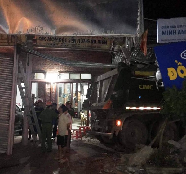 Tin nhanh - Xe đầu kéo chở đá đâm liên hoàn vào 3 nhà dân bên Quốc lộ 48 (Hình 3).