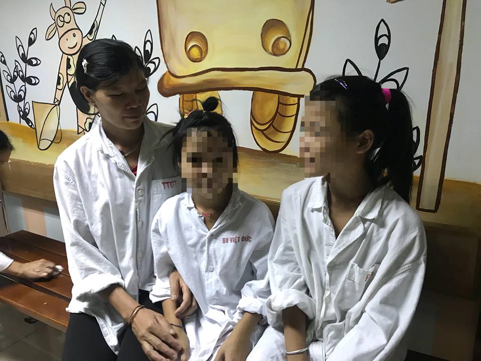 Tin nhanh - Ước mơ được mang giới tính nữ của hai bé có hai bộ phận sinh dục
