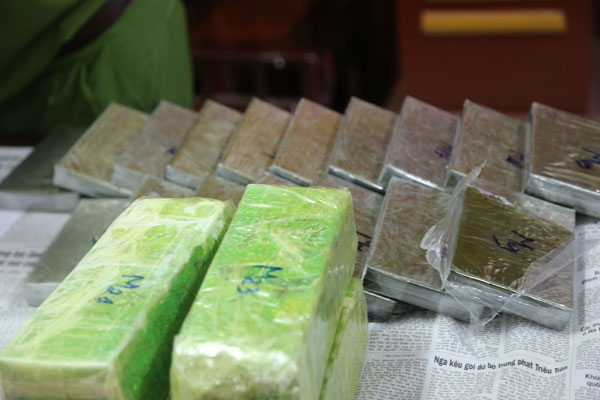 An ninh - Hình sự - Bắt 2 đối tượng dùng xe bán tải vận chuyển 19 bánh heroin (Hình 3).