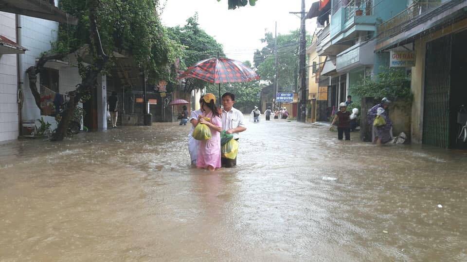 Tin nhanh - Chùm ảnh: TP.Yên Bái chìm trong biển nước (Hình 15).