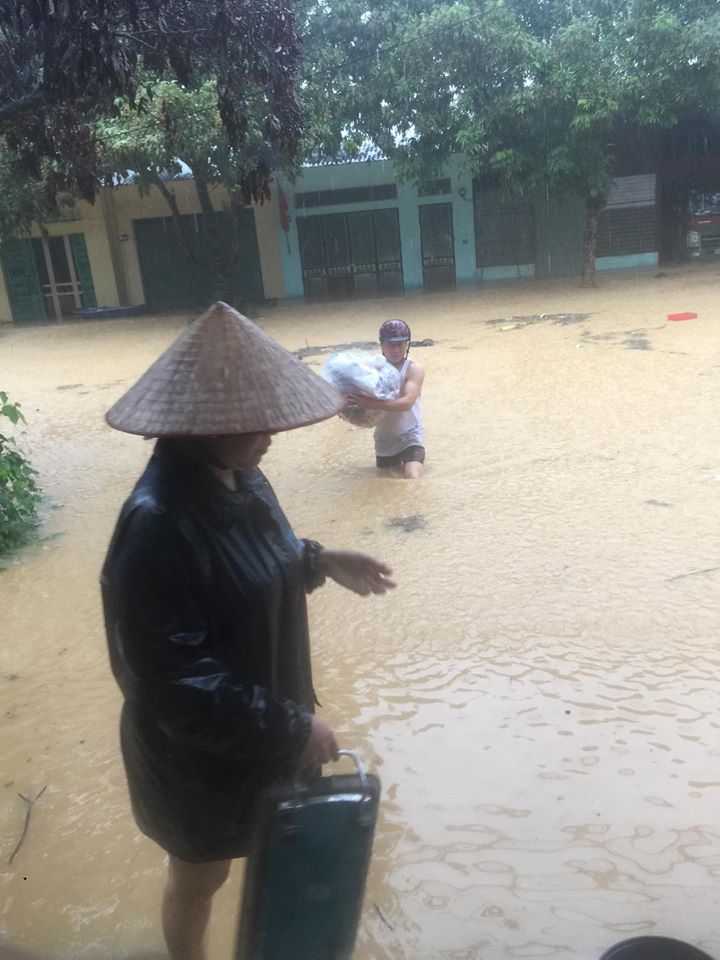 Tin nhanh - Chùm ảnh: TP.Yên Bái chìm trong biển nước (Hình 12).