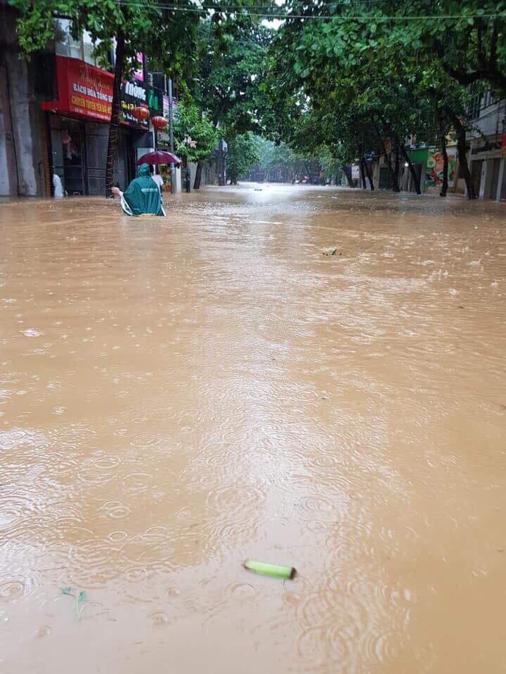 Tin nhanh - Chùm ảnh: TP.Yên Bái chìm trong biển nước