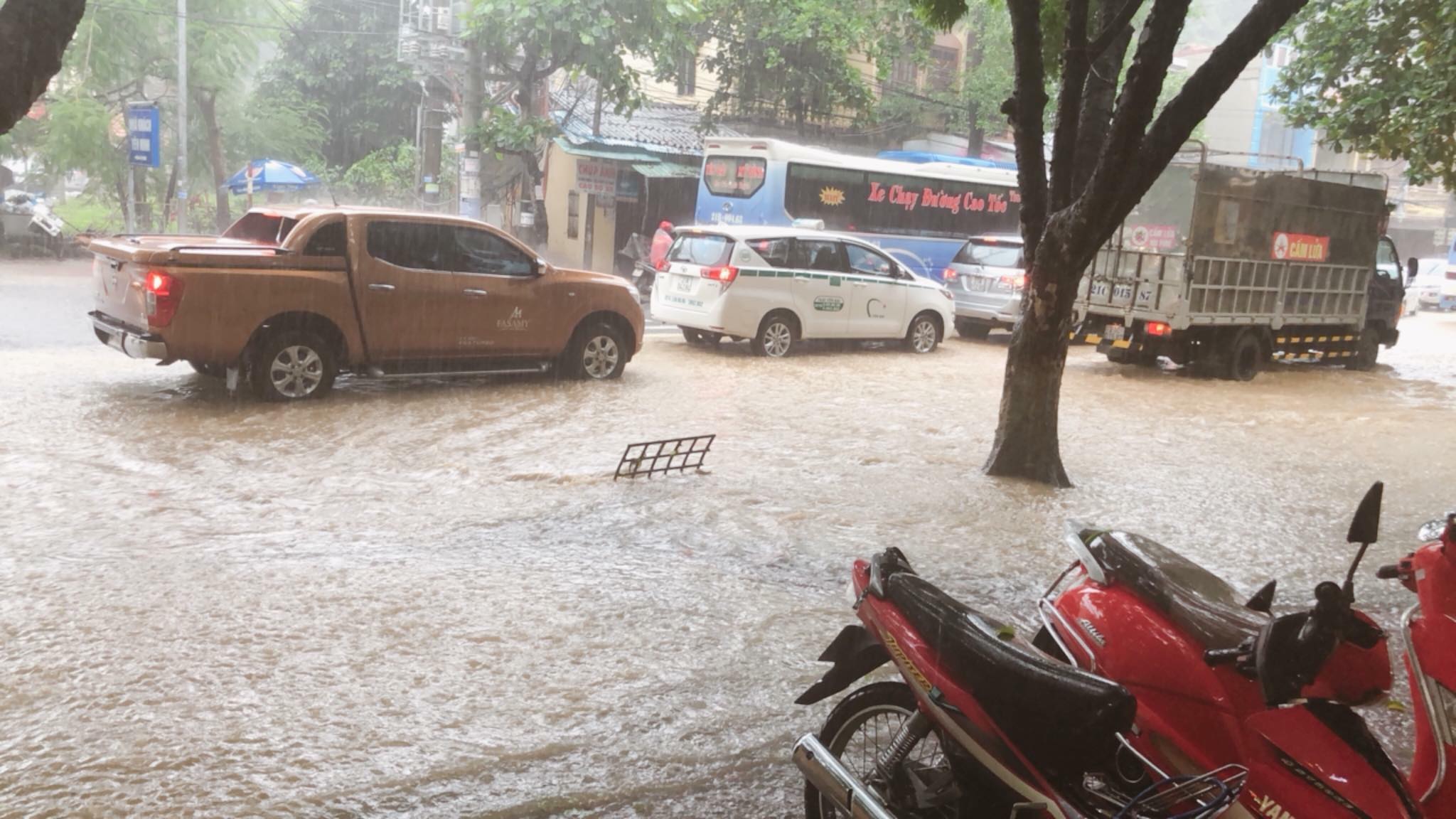 Tin nhanh - Chùm ảnh: TP.Yên Bái chìm trong biển nước (Hình 3).