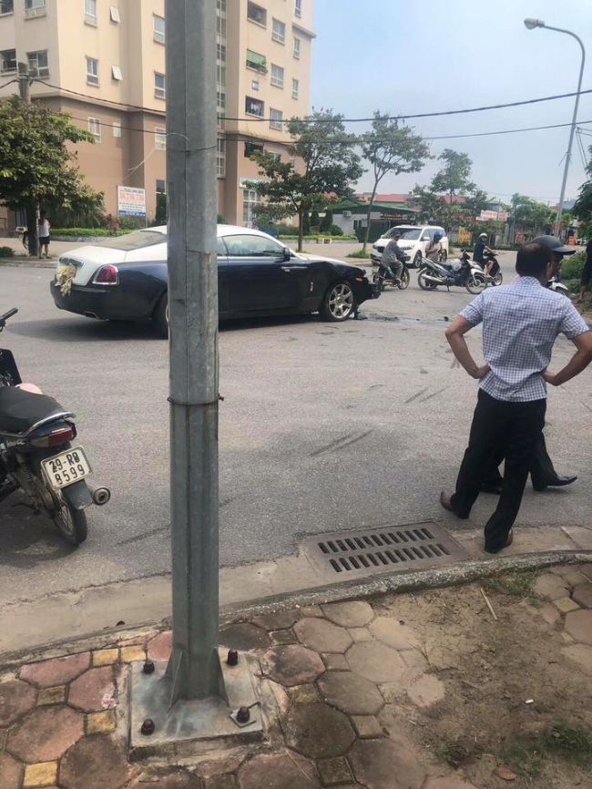 Sau vô lăng - Rolls-Royce Wraith triệu đô nát đầu sau va chạm với xe Honda ở Hà Nội (Hình 3).