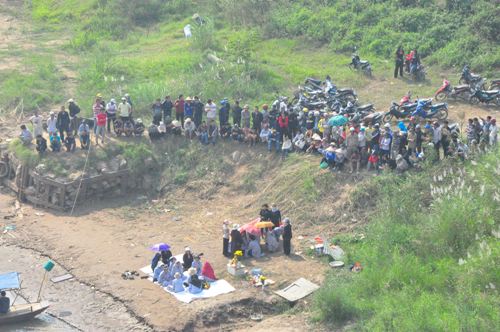 Sáng nay, một nhà chùa đã đến từ sớm để cầu vong linh hương hồn nạn nhân sớm được tìm thấy.