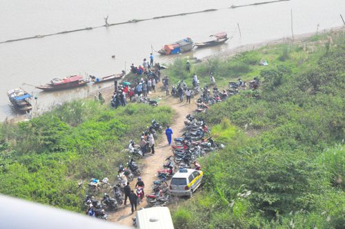 vứt xác xuống sông