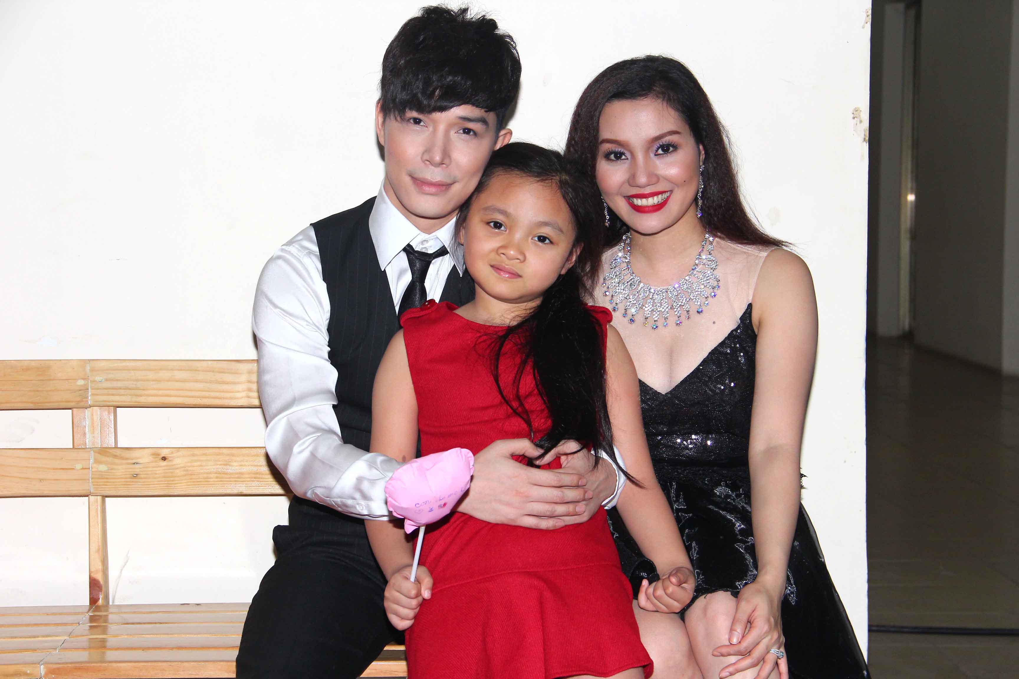 Nam ca sĩ Xinh thân mật với hoa hậu Jennifer Phạm