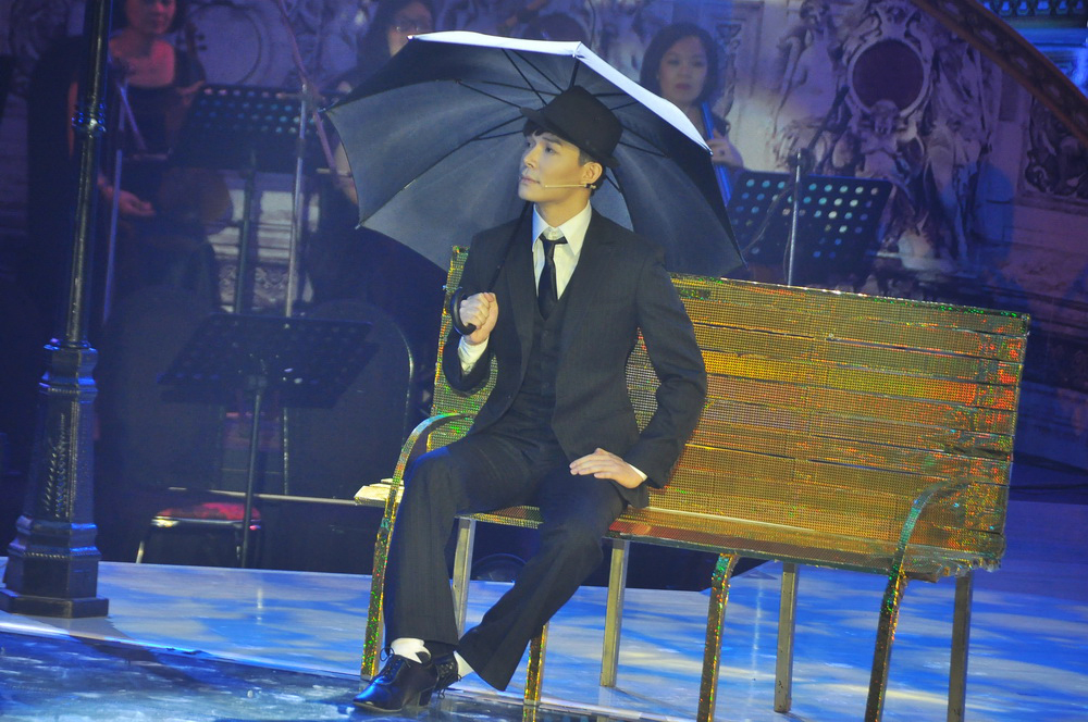 Nam ca sĩ Xinh thân mật với hoa hậu Jennifer Phạm