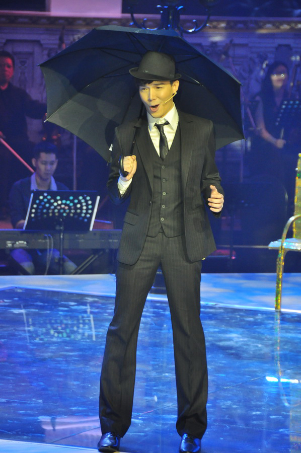 Nam ca sĩ Xinh thân mật với hoa hậu Jennifer Phạm