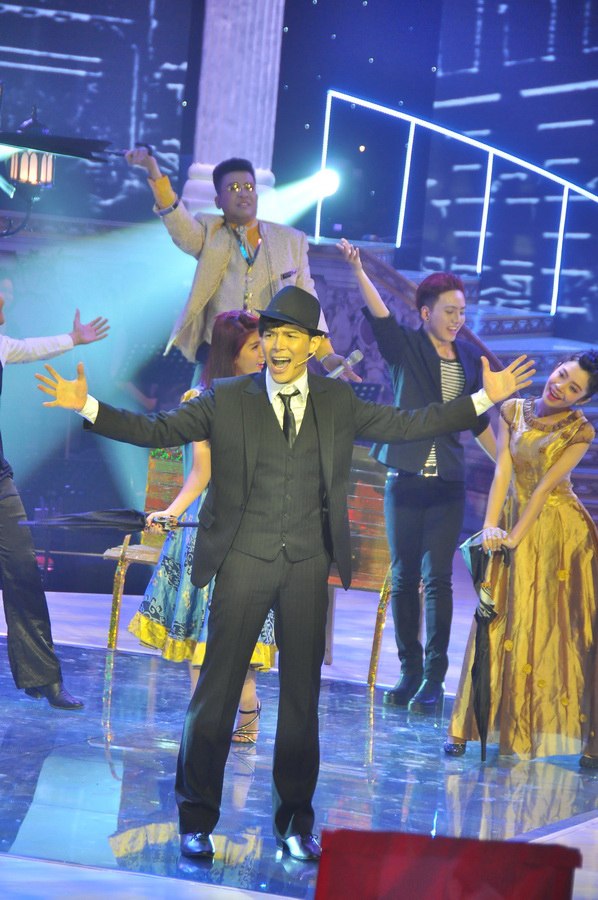 Nam ca sĩ Xinh thân mật với hoa hậu Jennifer Phạm