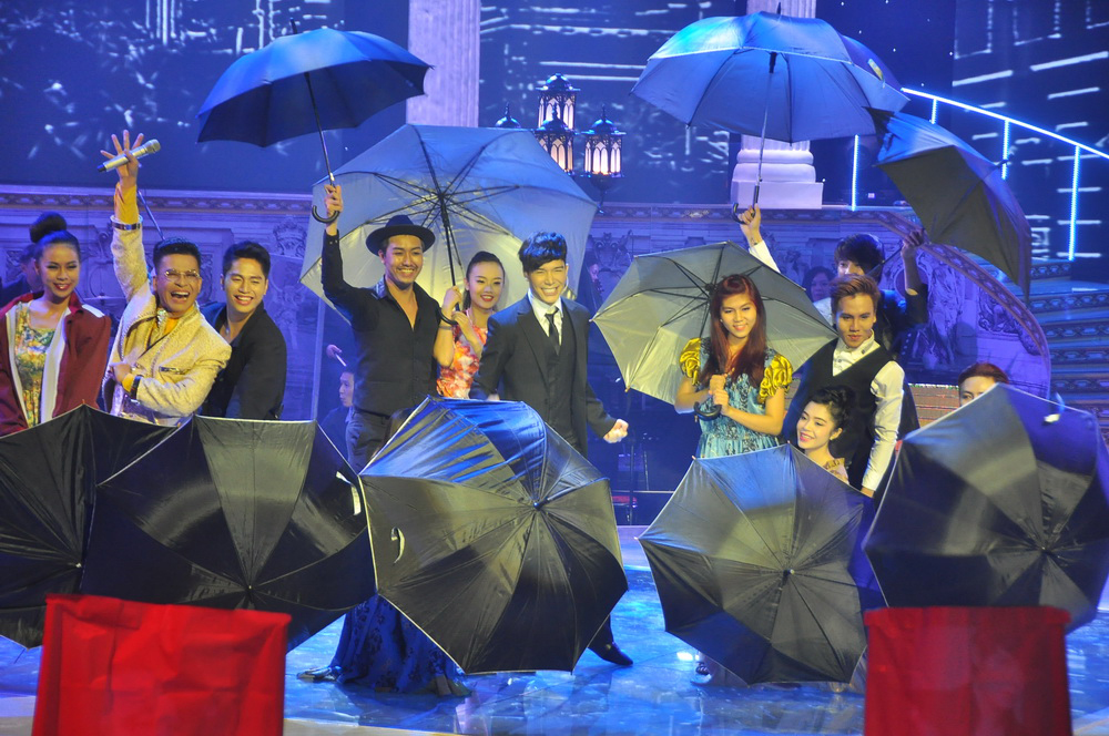 Nam ca sĩ Xinh thân mật với hoa hậu Jennifer Phạm