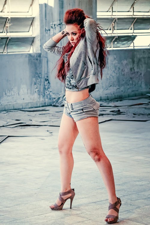 Chiếc quần short ngắn đã khiến cho những phần vũ đạo của Hoàng Thùy Linh bốc lửa và sexy hơn bởi đường cong của vòng 2 và đôi chân dài đầy quyến rũ.