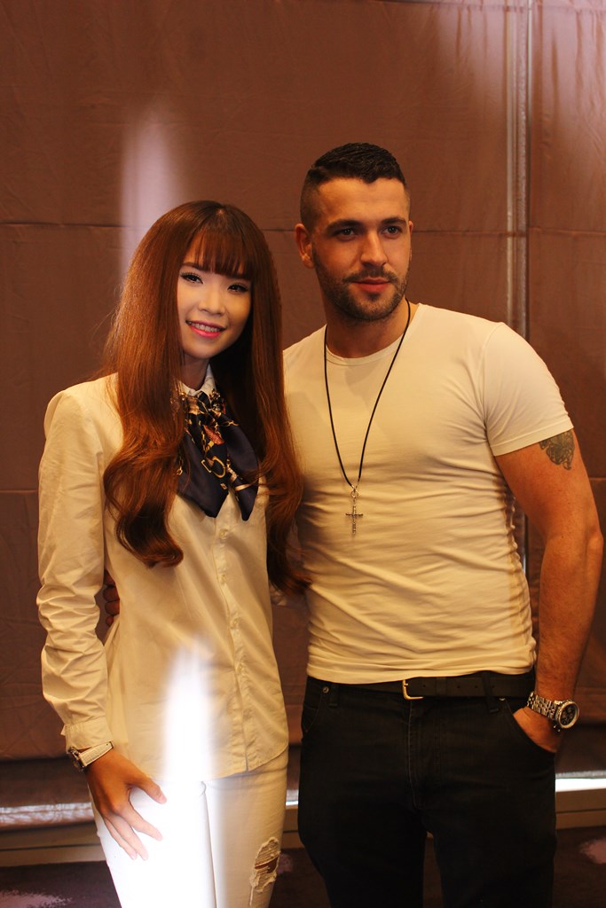 Khoi My chup anh voi than tuong cua minh Shayne Ward (2)