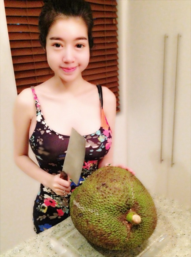 Dân mạng mỉa mai Elly Trần lố bịch khoe ảnh 'bổ mít'