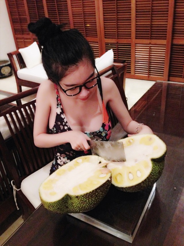 Dân mạng mỉa mai Elly Trần lố bịch khoe ảnh 'bổ mít'