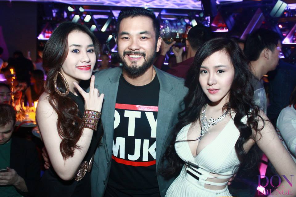 Bà Tưng trễ nải đi dự tiệc Bà Tưng trễ nải đi dự tiệc