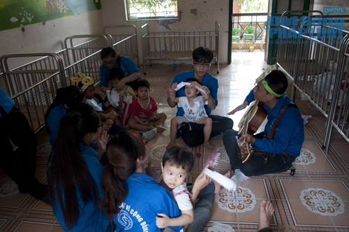 Sinh viên Luật mang nụ cười cho trẻ em mồ côi