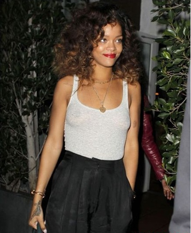 Rihanna thường xuyên “quên” áo ngực khi ra ngoài