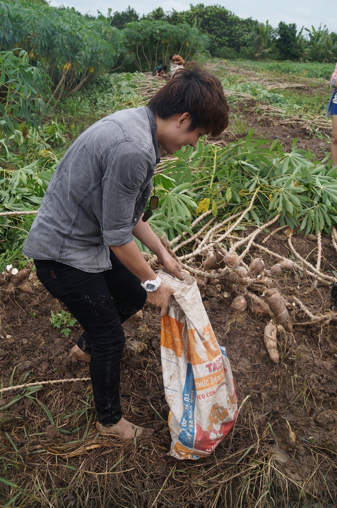 Nhóm La Thăng về quê làm nông dân
