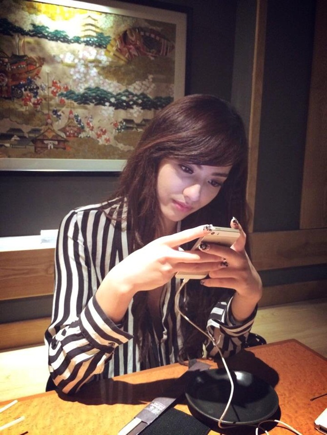 Sao Việt chuộng mốt dùng iphone