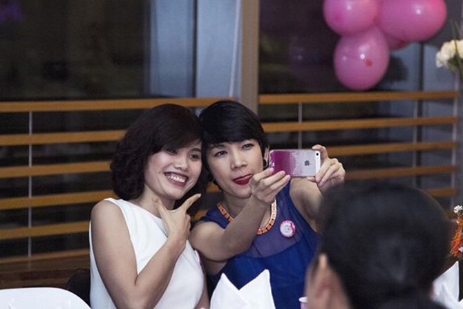 Sao Việt chuộng mốt dùng iphone