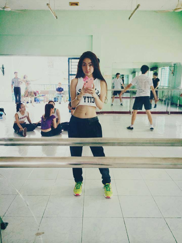 Sao Việt chuộng mốt dùng điện thoại 