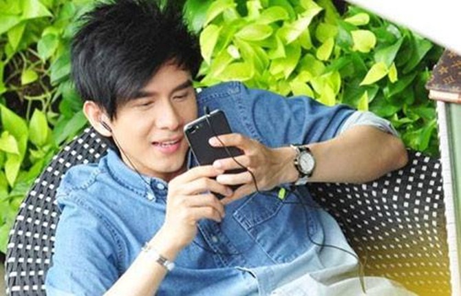 Những sao nam Việt nghiện điện thoại 
