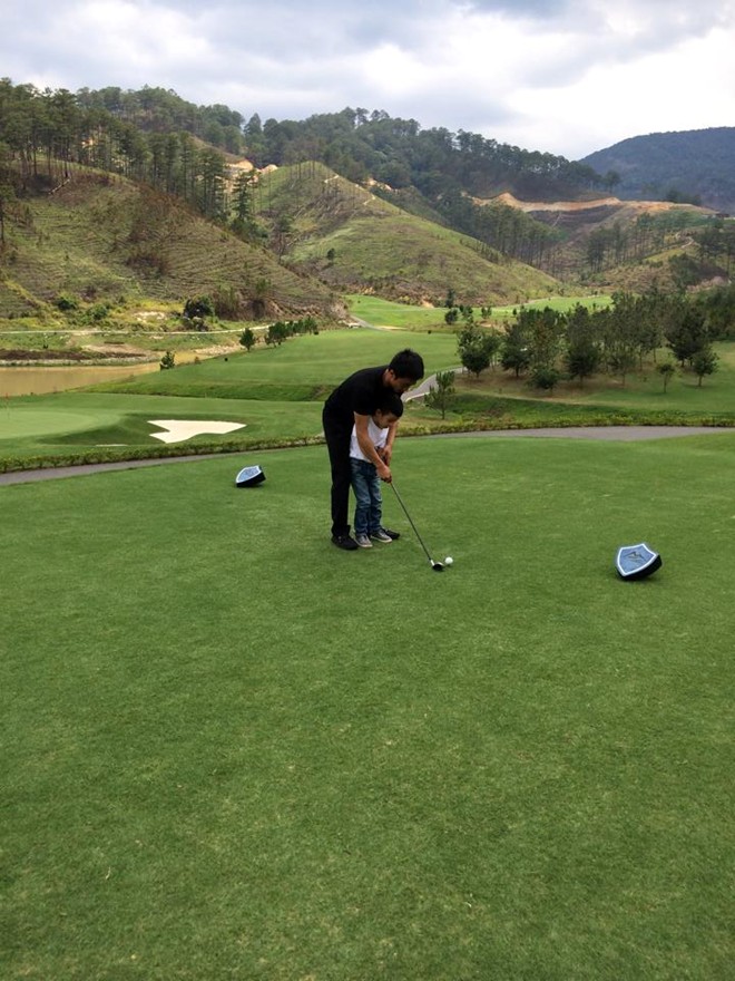 Chồng Hà Hồ khoe ảnh gia đình hạnh phúc