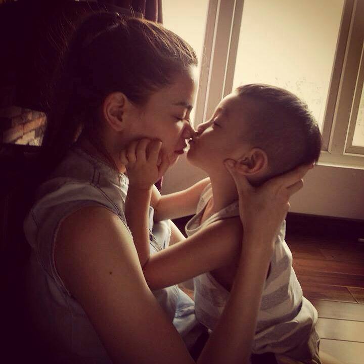 Chồng Hà Hồ khoe ảnh gia đình hạnh phúc