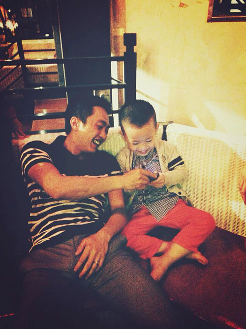 Chồng Hà Hồ khoe ảnh gia đình hạnh phúc