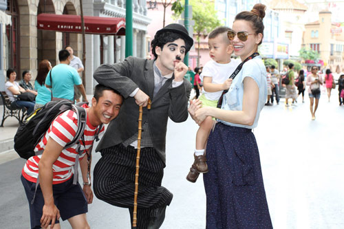 Chồng Hà Hồ khoe ảnh gia đình hạnh phúc