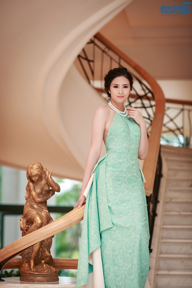 Hoa hậu Ngọc Hân khoe lưng trần gợi cảm