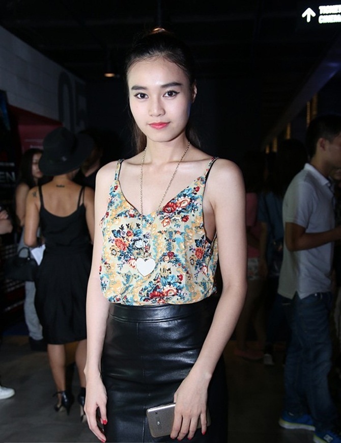 Sao Việt diễn áo hai dây trể nải quyến rũ