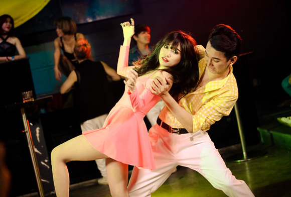 Mỹ nhân 'Căn hộ số 69' tung MV toàn... chuối