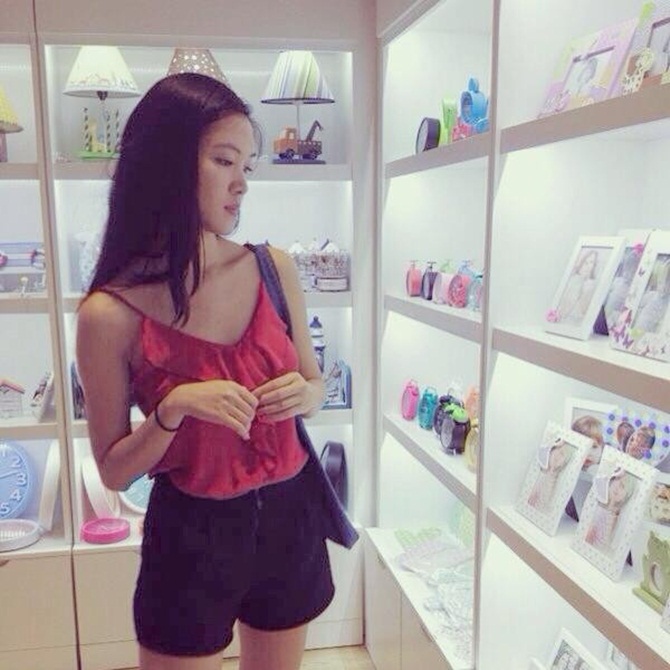 Sao Việt diễn áo hai dây trể nải quyến rũ