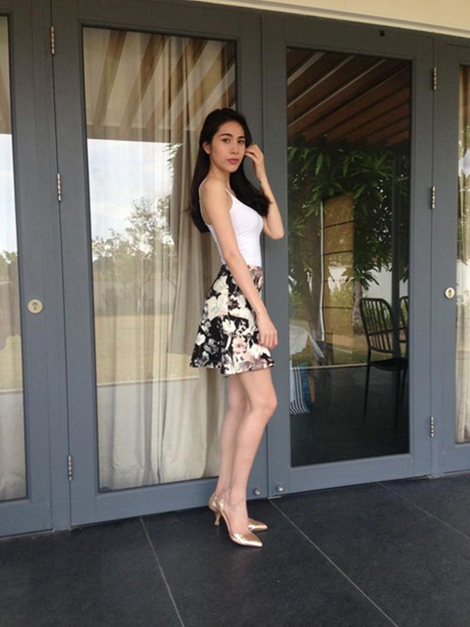 Sao Việt diễn áo hai dây trể nải quyến rũ