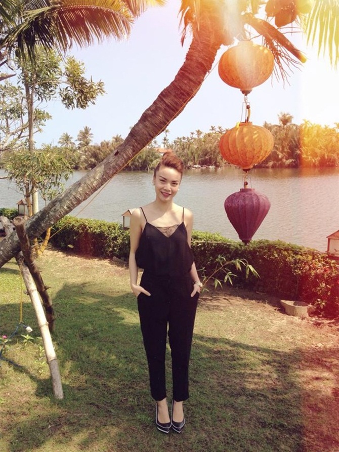 Sao Việt diễn áo hai dây trể nải quyến rũ