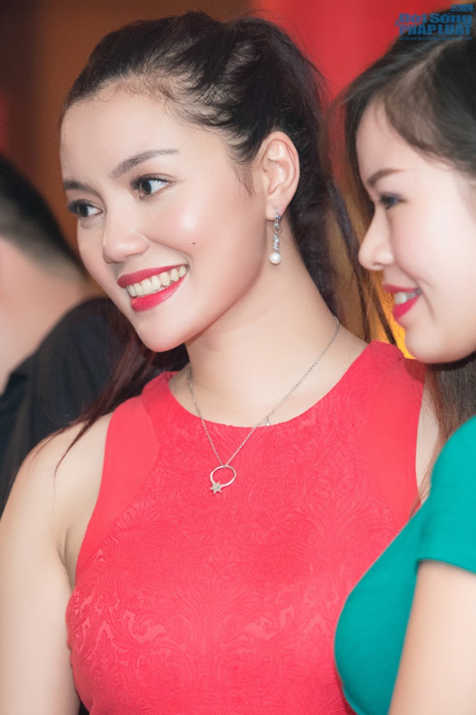 Ngọc Anh váy ngắn đỏ rực khoe eo con kiến