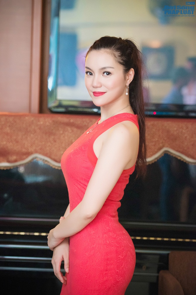 Ngọc Anh váy ngắn đỏ rực khoe eo con kiến