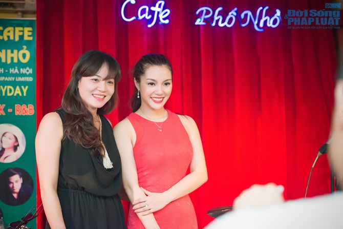 Ngọc Anh váy ngắn đỏ rực khoe eo con kiến