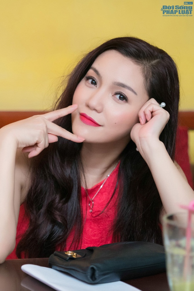 Ngọc Anh váy ngắn đỏ rực khoe eo con kiến