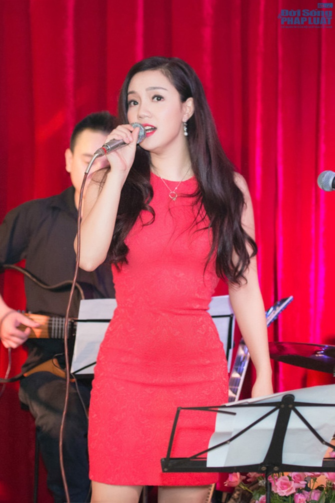 Ngọc Anh váy ngắn đỏ rực khoe eo con kiến