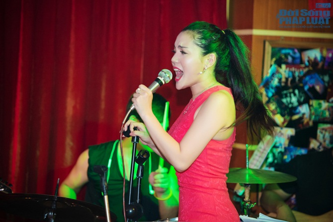 Ngọc Anh váy ngắn đỏ rực khoe eo con kiến