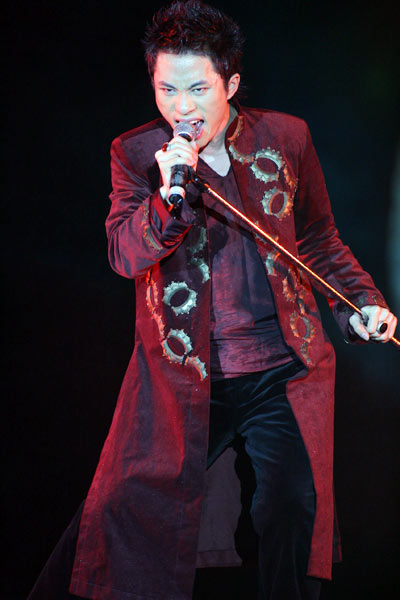 Phong cách “không đụng hàng” của ca sĩ Việt Phong cách “không đụng hàng” của ca sĩ Việt