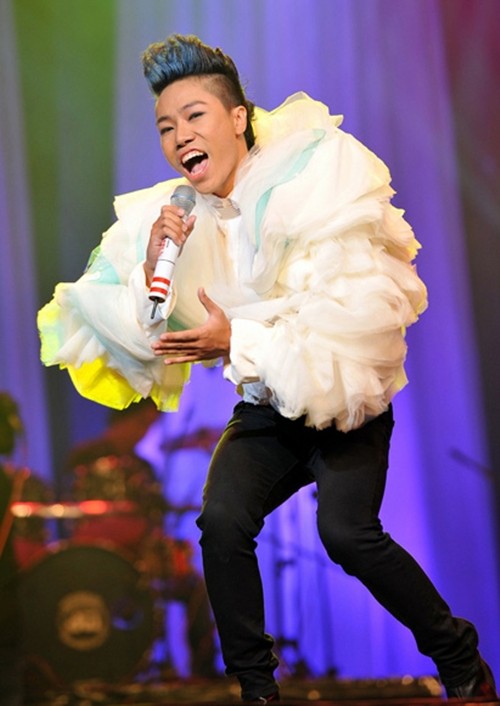 Phong cách “không đụng hàng” của ca sĩ Việt Phong cách “không đụng hàng” của ca sĩ Việt